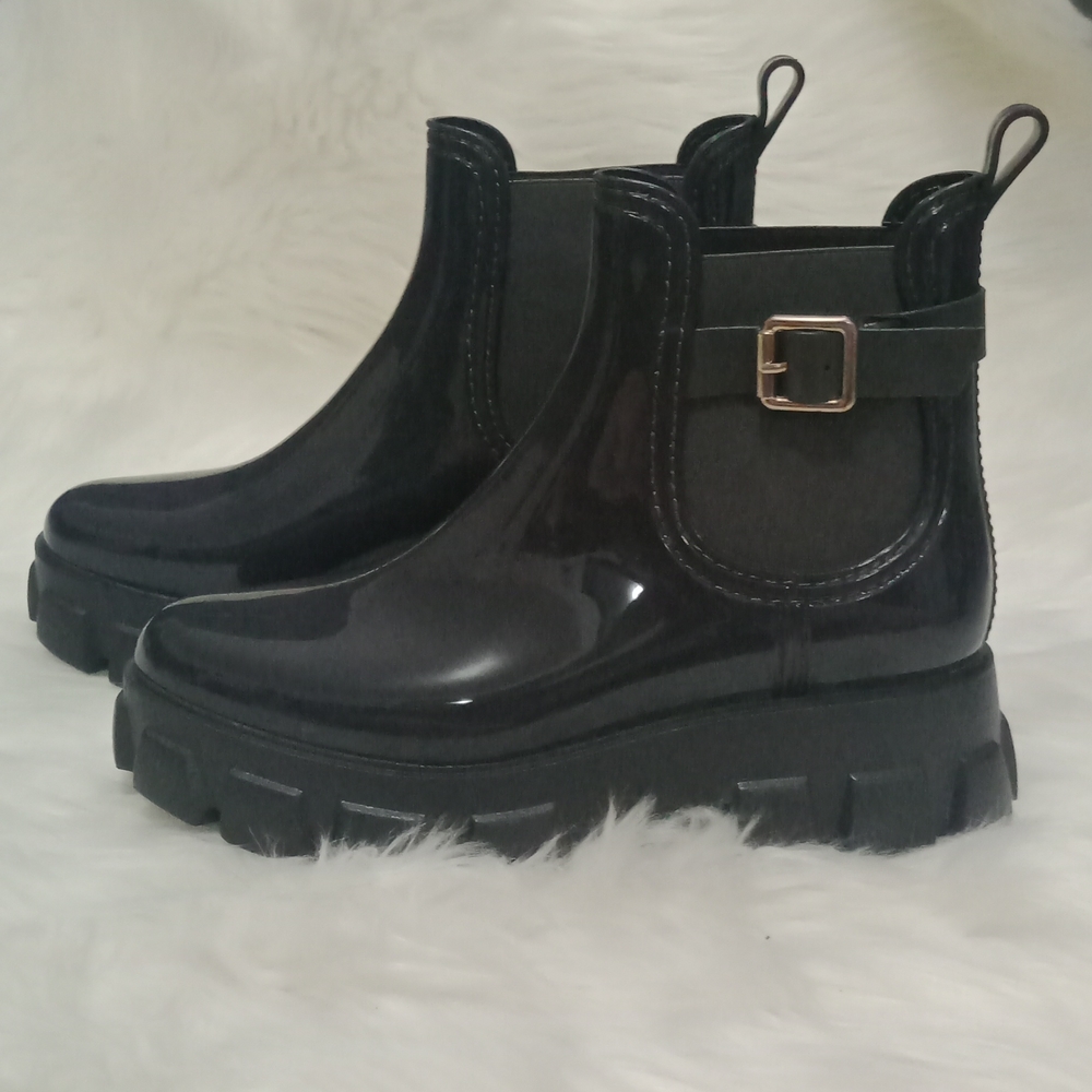 New Boots Forerver  Size 10 Gray Color